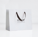 Prabangus baltas dovanų maišelis su Selvert Thermal logotipu, 1 vnt.